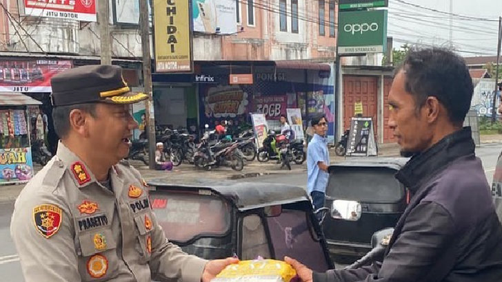 Kapolres Padang Sidempuan Bagikan Paket Sembako Kepada Perbetor