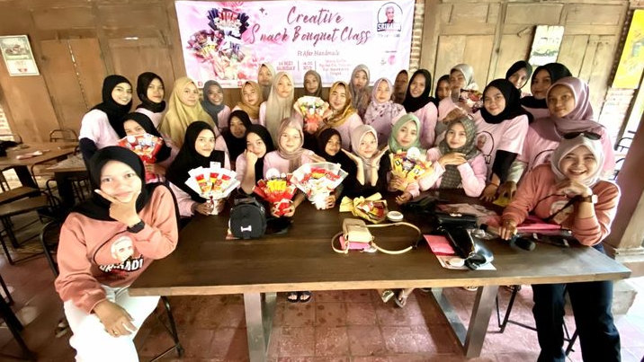 Srikandi Ganjar Ajarkan Perempuan Milenial Jepar Membuat Buket Snack