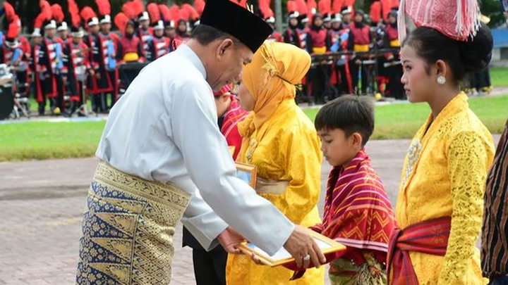 Peringatan Hardiknas 2023, Pemkab Deli Serdang Berikan Penghargaan Pada Siswa Berprestasi