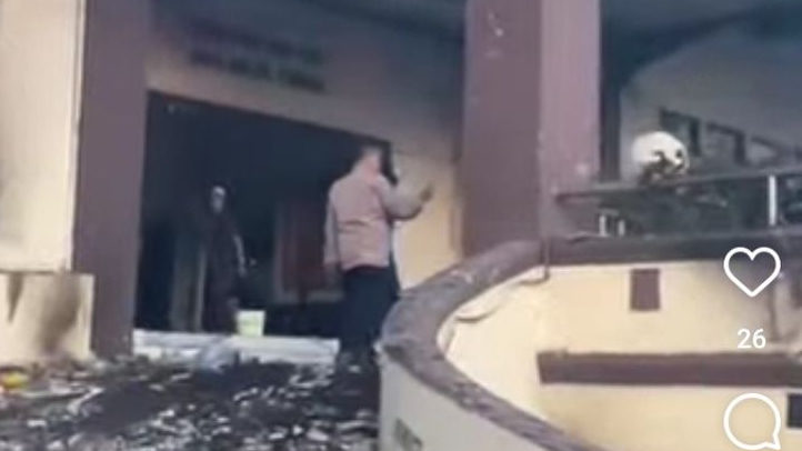 Kondisi Terkini Polres Metro Jaktim Nyaris Dibakar, Puluhan Mobil Dalam dan Luar Markas Ludes Terbakar